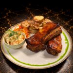 Coaste de porc cu sos BBQ și cartofi cu rozmarin