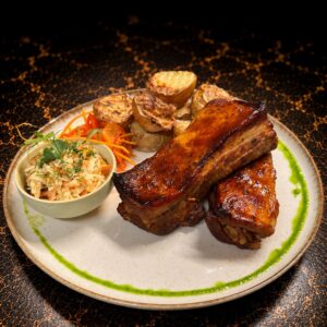 Coaste de porc cu sos BBQ și cartofi cu rozmarin
