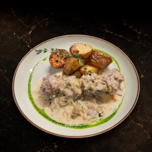 Obrăjori de porc cu sos de hribi și cartofi de Covasna