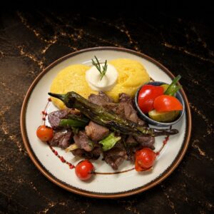 Pastramă de berbecuț cu mămăliguță