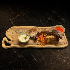Tomahawk de porc cu cartofi de Covasna