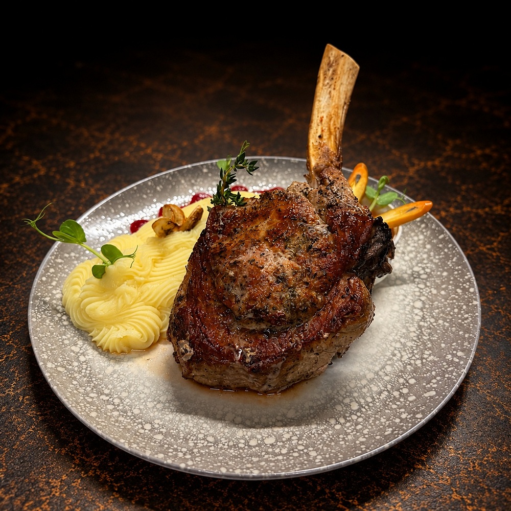Tomahawk de vițel de lapte cu piure de cartofi și ceapă caramelizată cu trufe Tomahawk de vițel de lapte cu piure de cartofi și ceapă caramelizată cu trufe